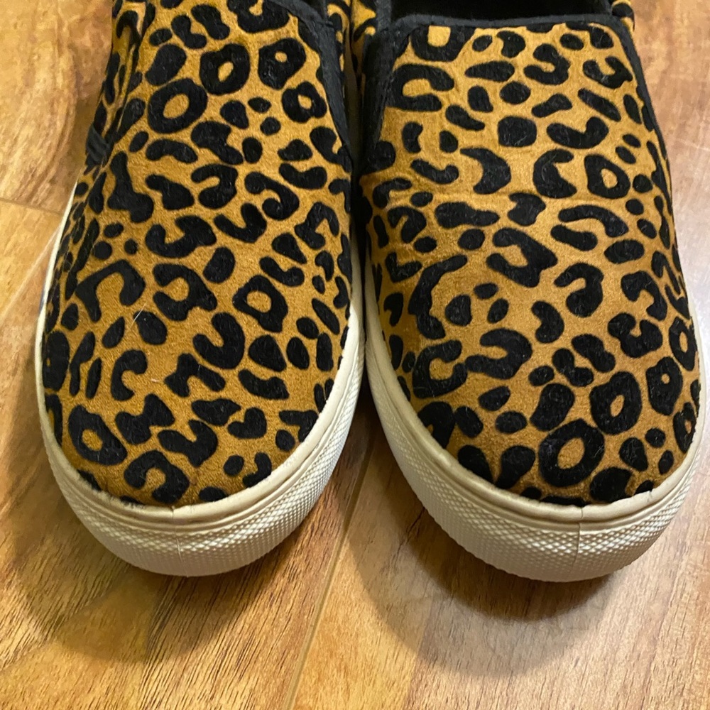 Leopard Print Slip-on Shoes - Picture 3 of 12